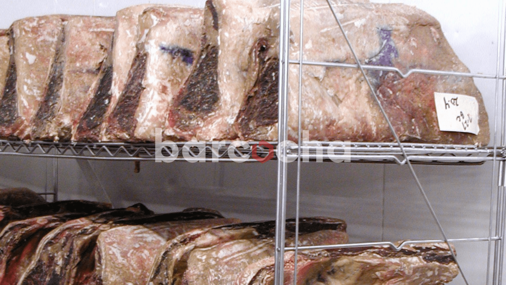 Daging dry aged di penyimpanan